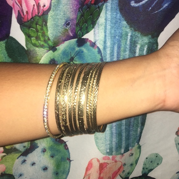 Jewelry - gold bangle set
